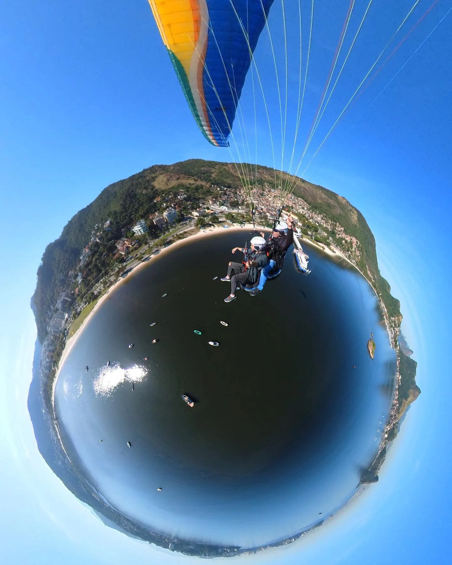 Instrutor e passageiro prontos para o voo duplo de parapente em Niterói