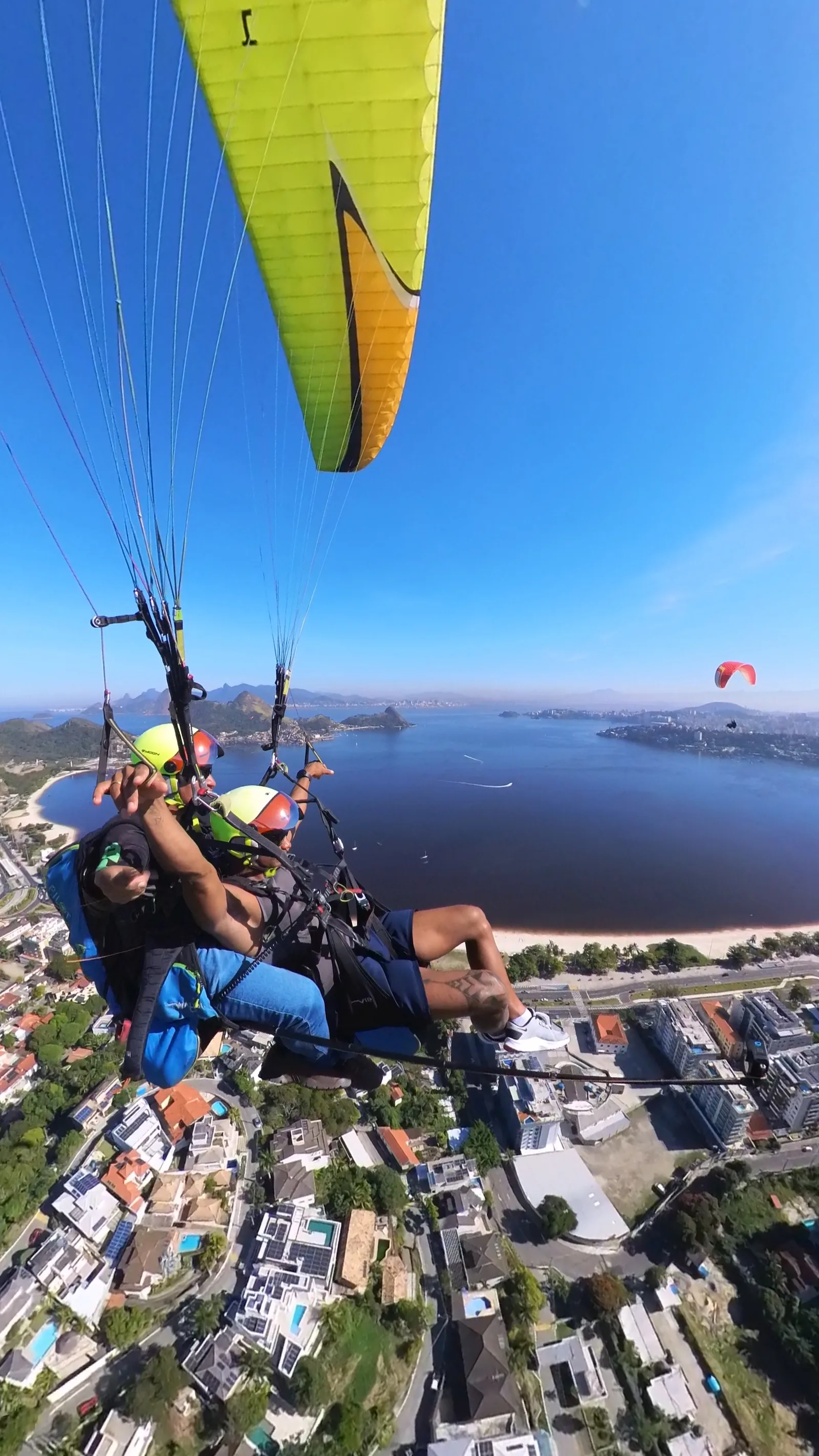 Voo duplo de parapente da Linhares Fly decolando em Niterói
