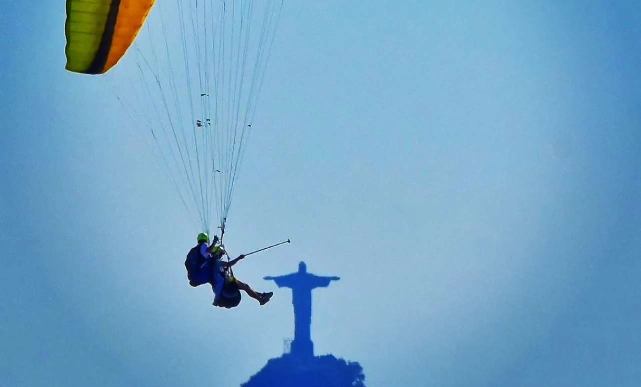 Parapente com o Cristo Redentor ao fundo em Niterói