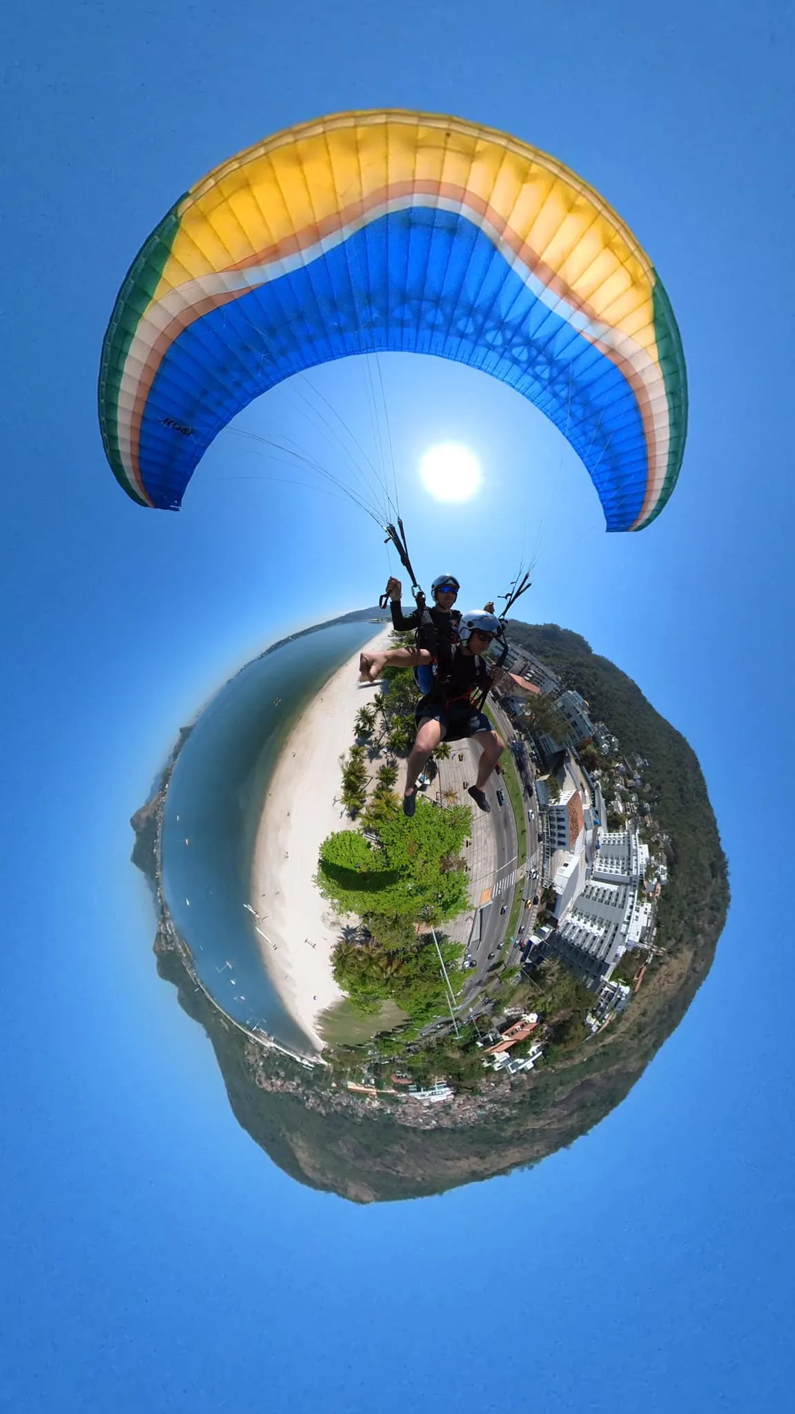 Voo duplo de parapente registrado em câmera 360 em Niterói