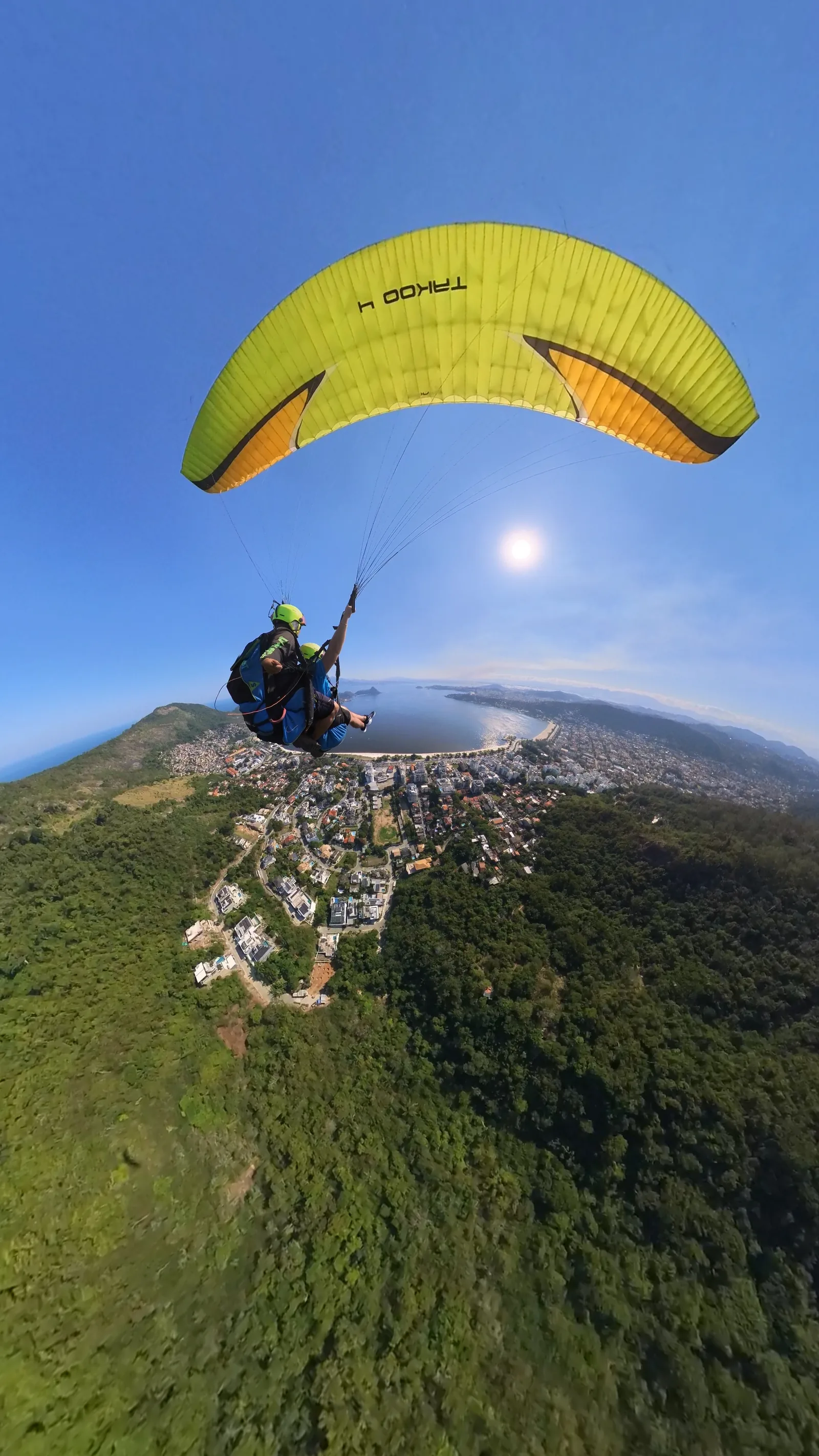 Salto de parapente na rampa do Parque da Cidade em Niterói