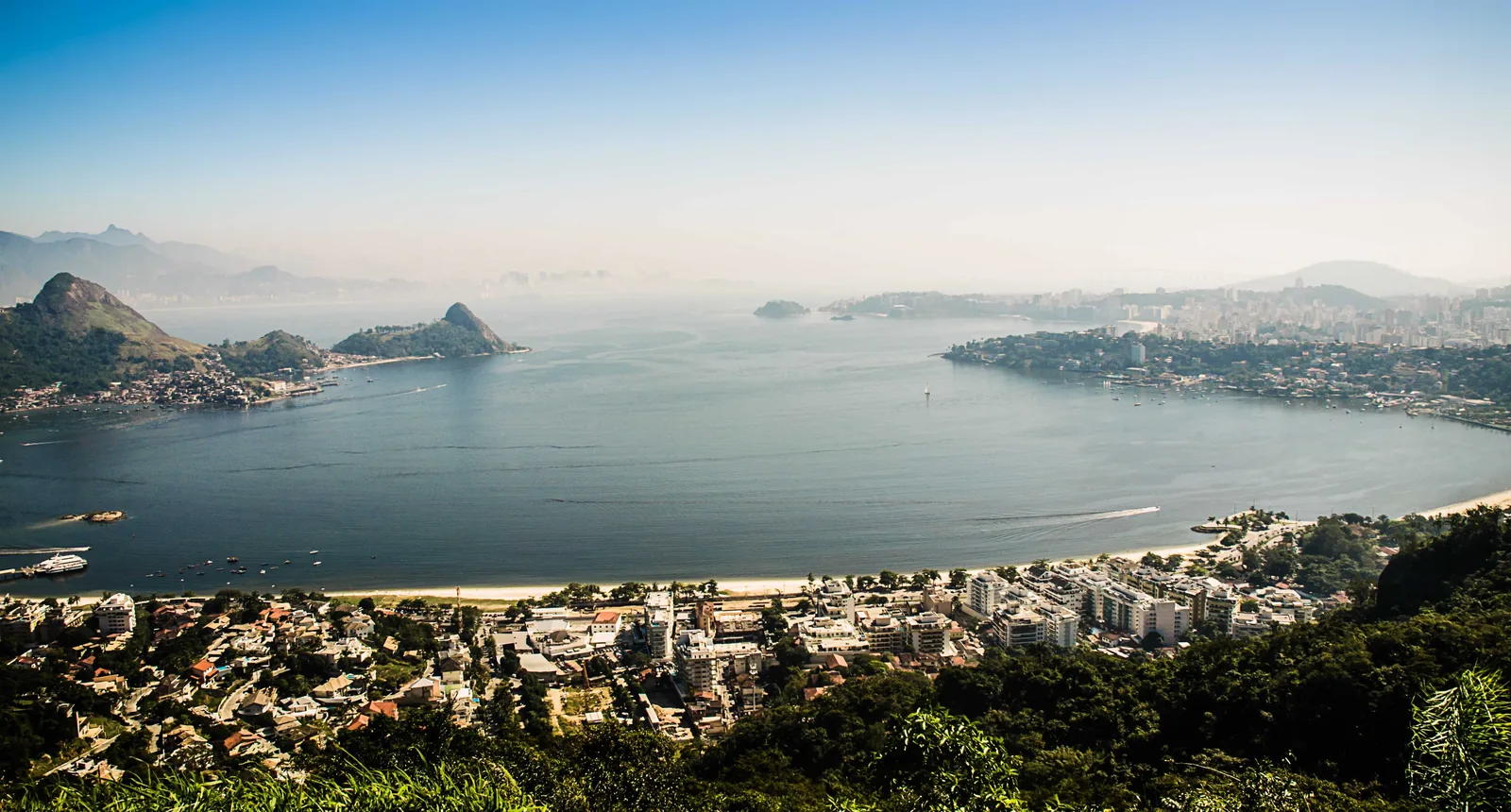 Vista panorâmica de Niterói e da Baía de Guanabara a partir do Parque da Cidade