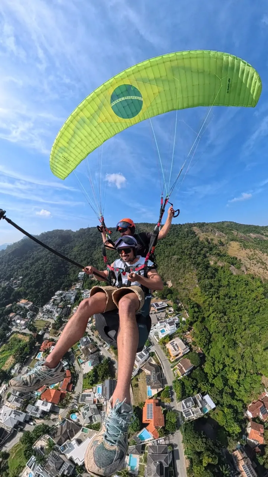Voo de parapente tandem sobre Niterói com o Cristo Redentor ao fundo