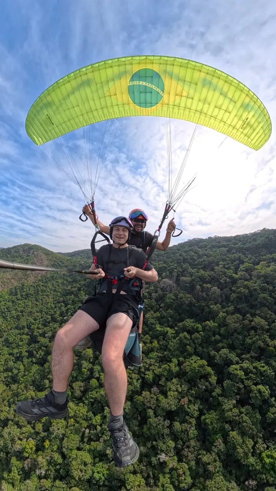 Parapente planando sobre a Baía de Guanabara no Rio de Janeiro