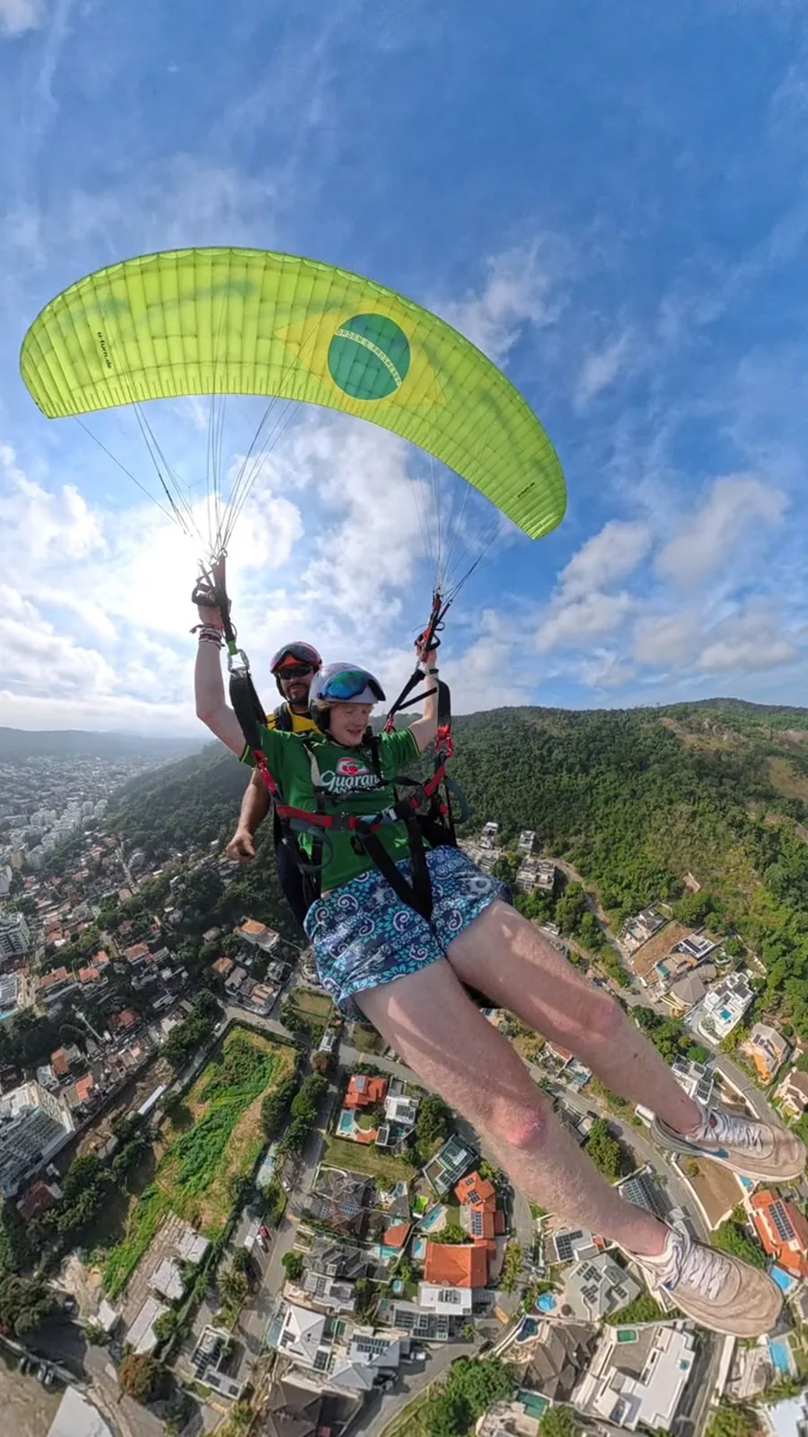 Passageiro e instrutor em voo de parapente tandem em Niterói