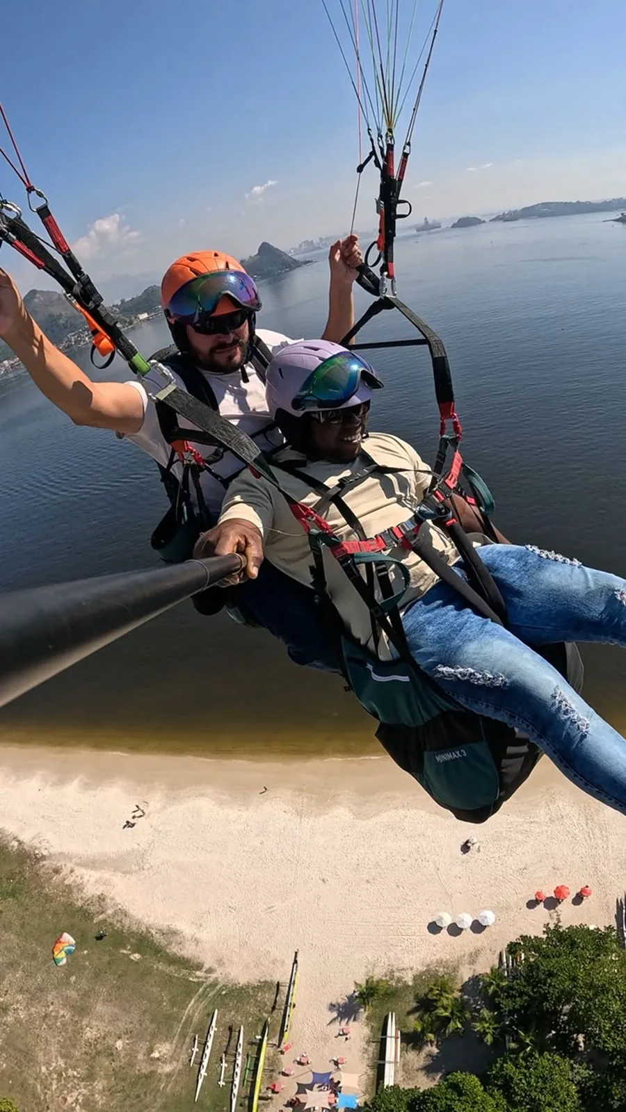 Vista aérea de Niterói durante voo de parapente da Linhares Fly