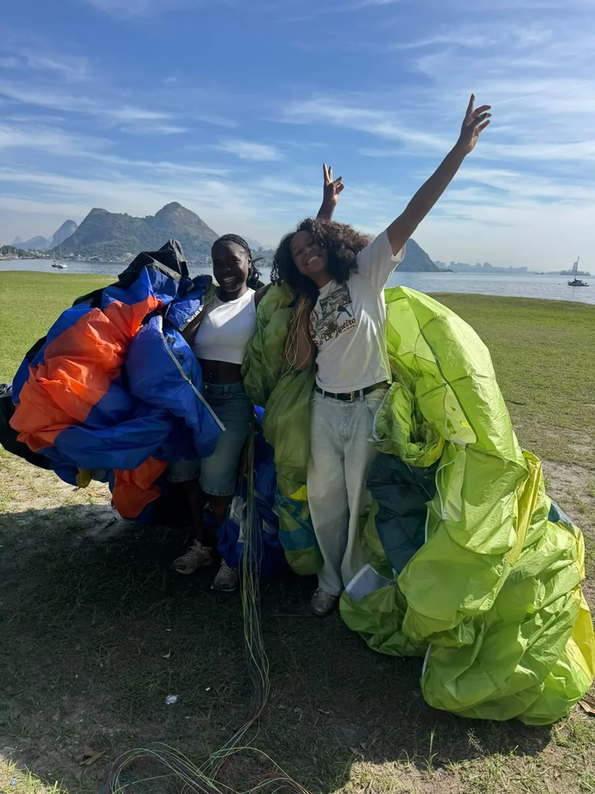 Voo de parapente com o Pão de Açúcar ao fundo, Niterói RJ