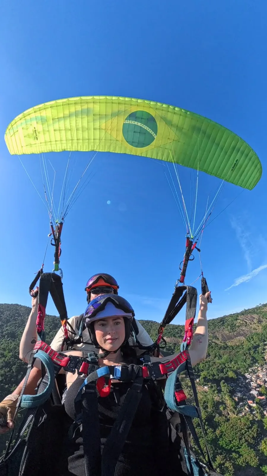 Experiência de voo duplo de parapente sobre as praias de Niterói