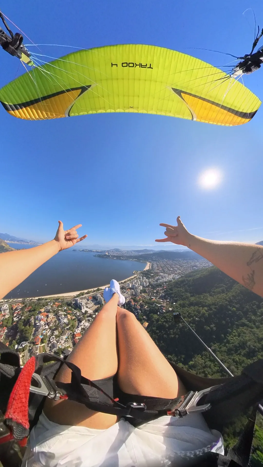 Webstory de voo de parapente em câmera 360 em Niterói
